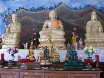 Tur Buddha Giok dan Berbagi Dharma