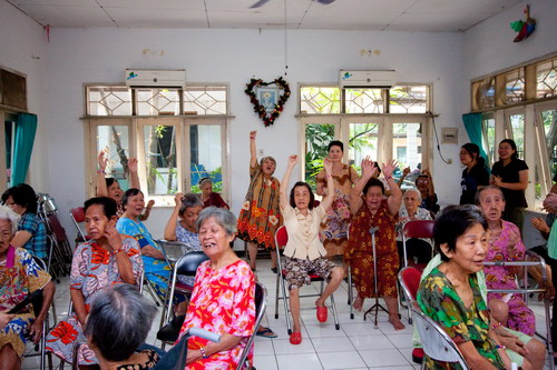 Berbagi Kebahagiaan di Panti Werdha Kowani