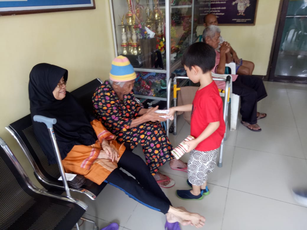 Temu Kangen Akhir Tahun Dengan Opa-Oma