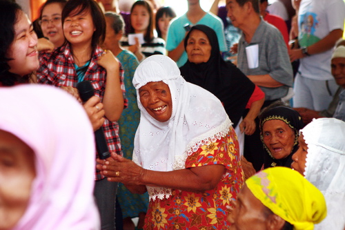 Berbagi Kasih Bersama Oma-Opa