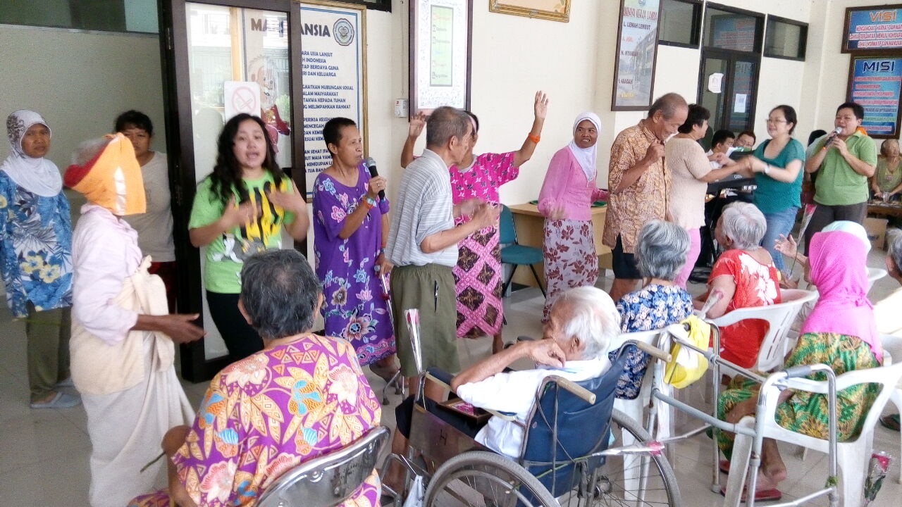 Berbagi Kasih bersama Oma-Opa Des 2014